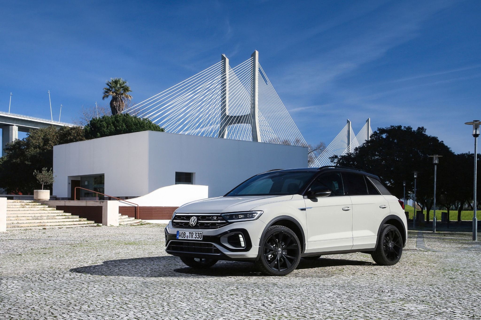 Side view of a white Volkswagen T-Roc